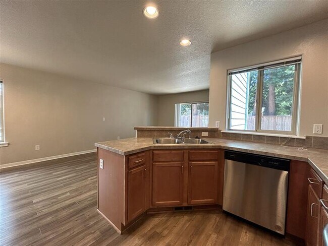 Foto del edificio - Move-In Ready! 3 Beds 2.5 Baths Townhome with Stainless Steel Appliances, W/D Hookups, and Gas Fo...