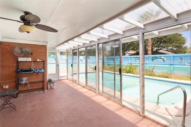 Building Photo - 2824 Palm Cir E