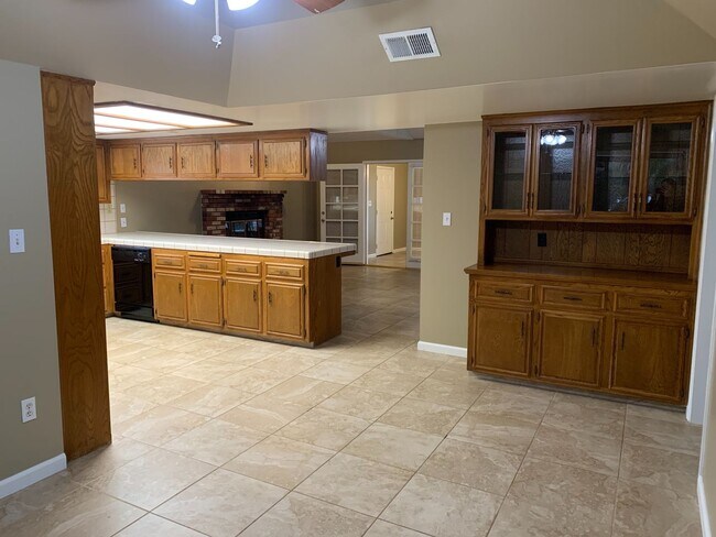 Foto del edificio - NW Bakersfield home with a pool!