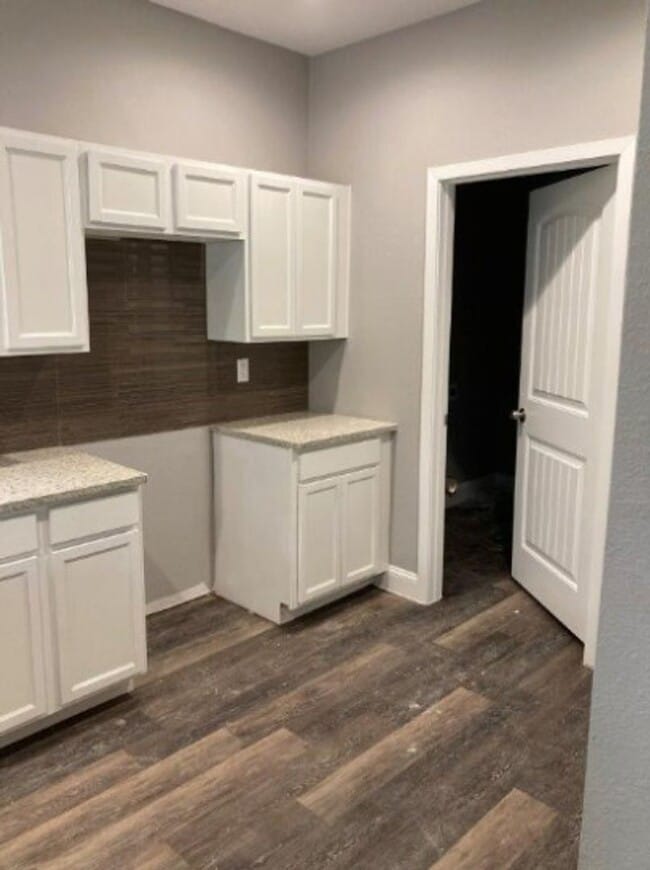 Building Photo - 721 E Gandy St