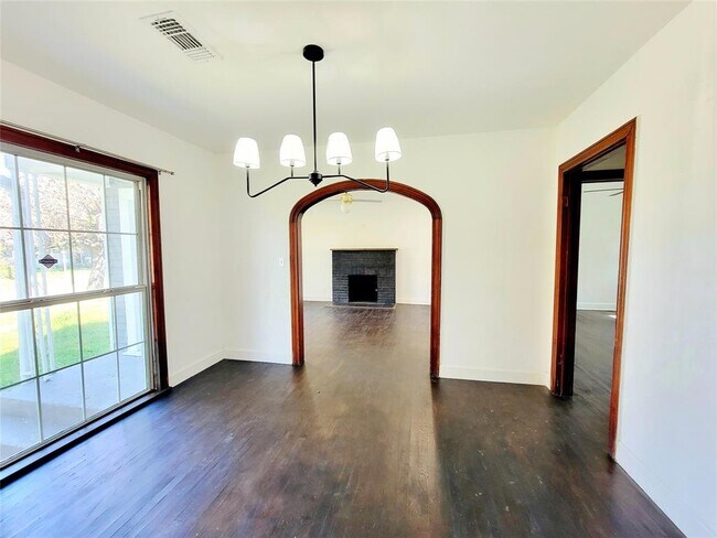 Building Photo - 908 Eleanor St