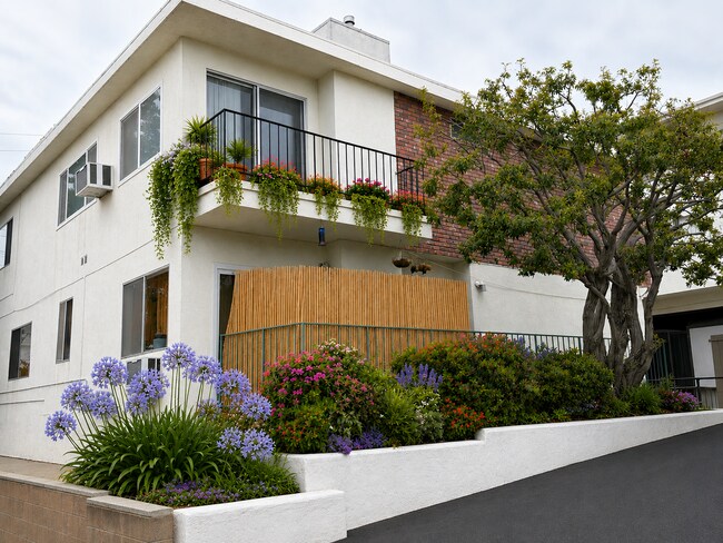 Foto del edificio - 3432-3434 S Centinela Ave