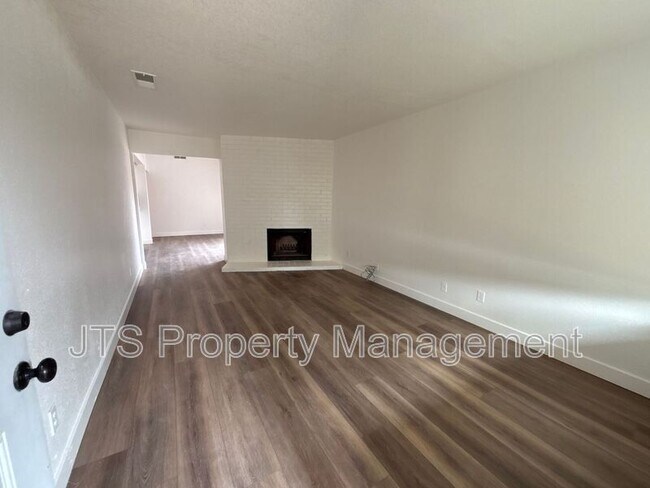 Building Photo - 10441 El Mercado Dr