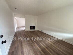 Building Photo - 10441 El Mercado Dr