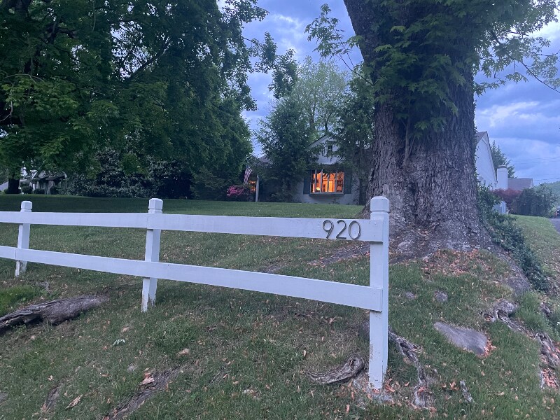 Foto principal - 920 Riverview Dr