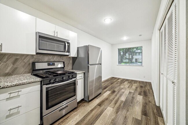 Foto del edificio - 15341 Falmouth Ave