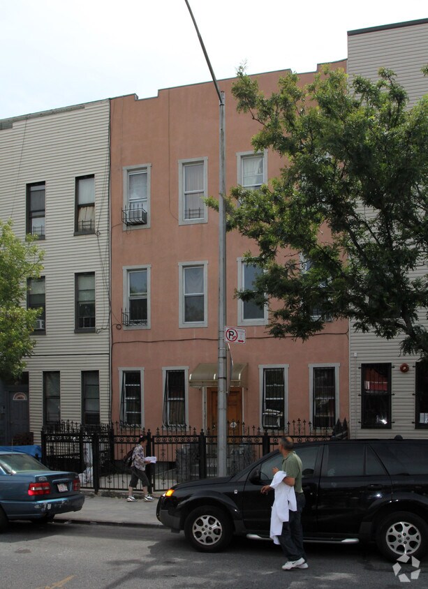 Primary Photo - 86 Menahan St