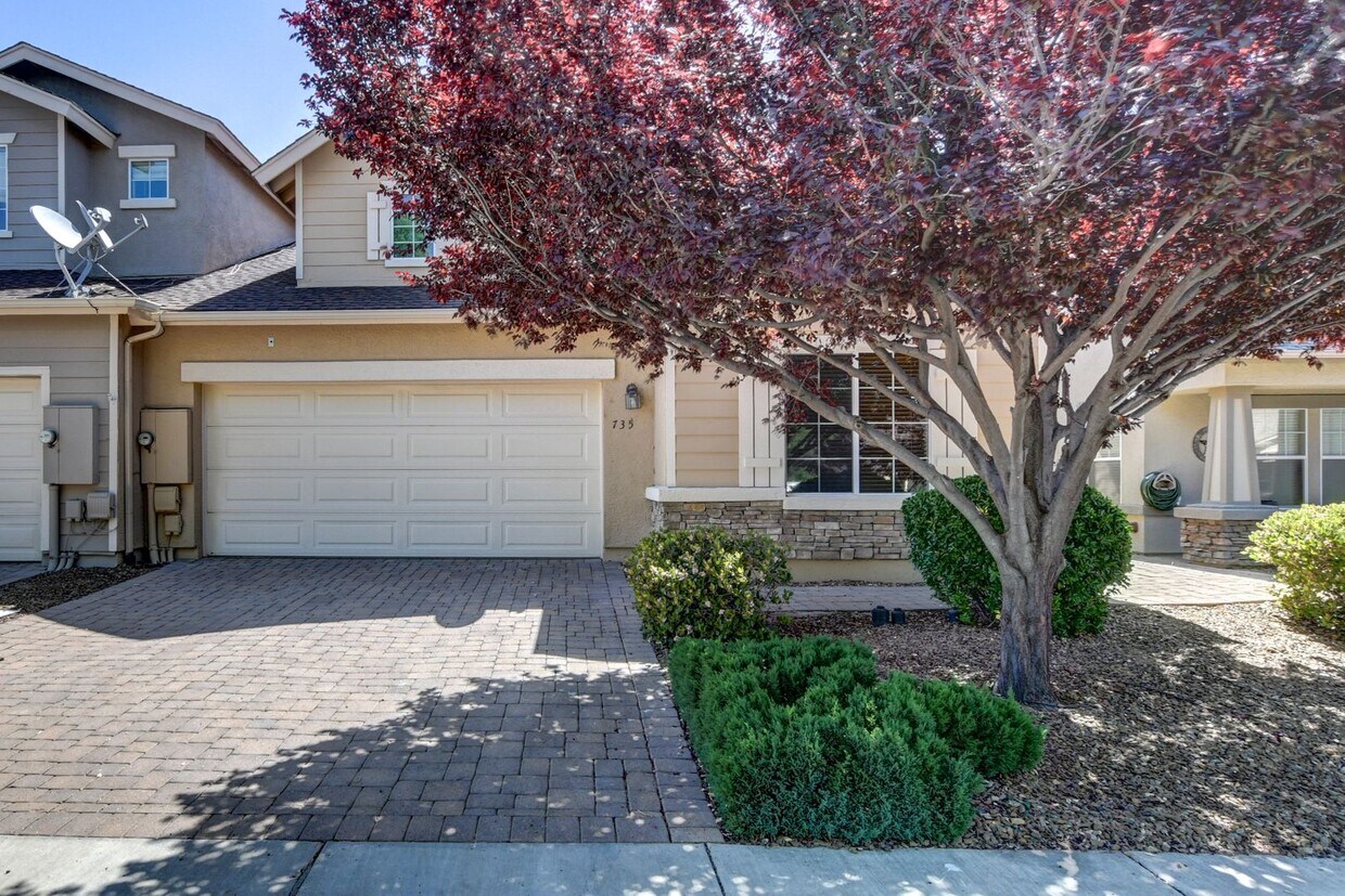 Primary Photo - Beautiful 2 bed + den, 2 bath townhome in ...