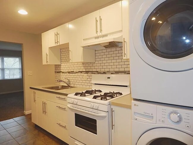 Kitchen - Gas stove, washer/dryer - 3193 E Point St