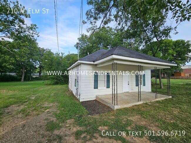 Building Photo - 710 N. Elm St | $725 | 2 beds, 1 full bath
