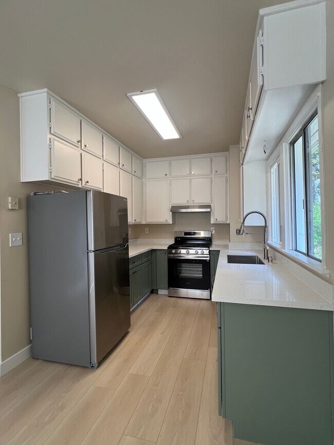 Foto del edificio - BEAUTIFULLY REMODELED HOME W/ HUGE OUTBUILDING!!