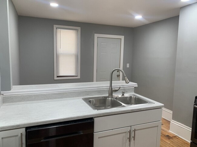 Building Photo - Amazing 4 Bedroom 2 Bathroom Home in Minneapolis!