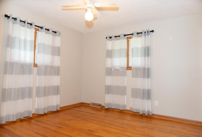 Foto del edificio - 10976 Shaker Dr