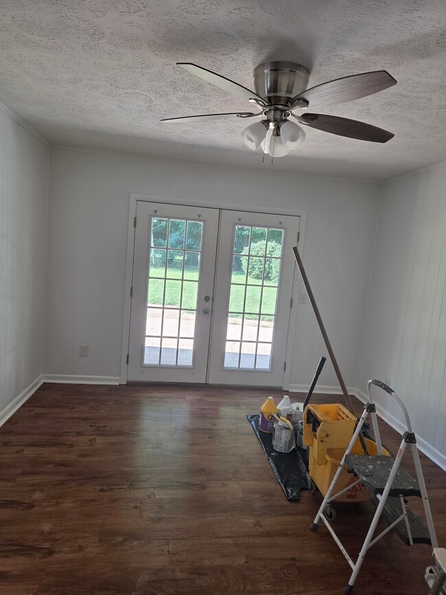 Building Photo - 1118 Country Cir