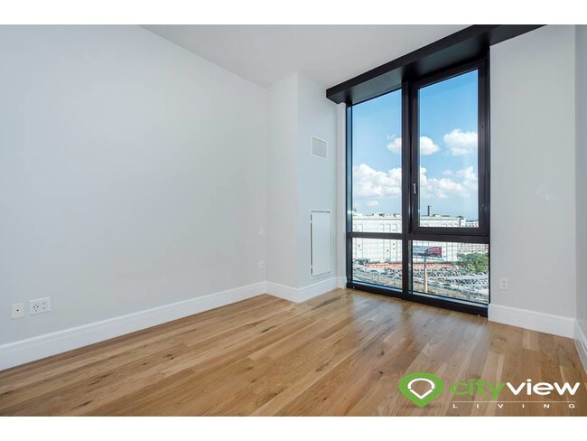 Building Photo - 44-41 Purves St