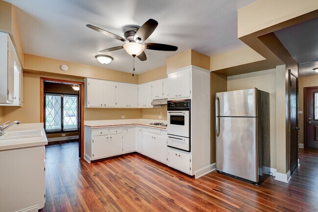 Foto del edificio - 8536 River Grove Ave