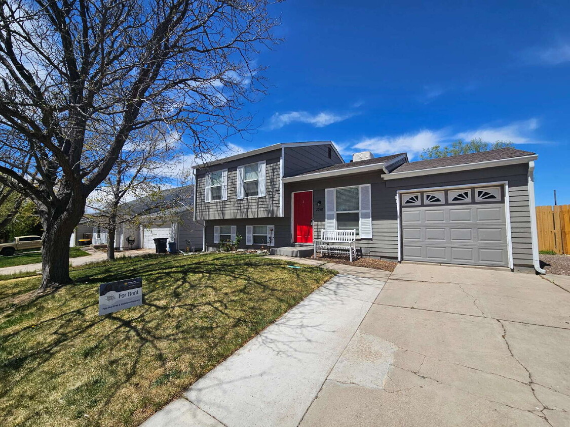 Foto principal - Spacious 4-Bedroom Aurora Home with Garage...