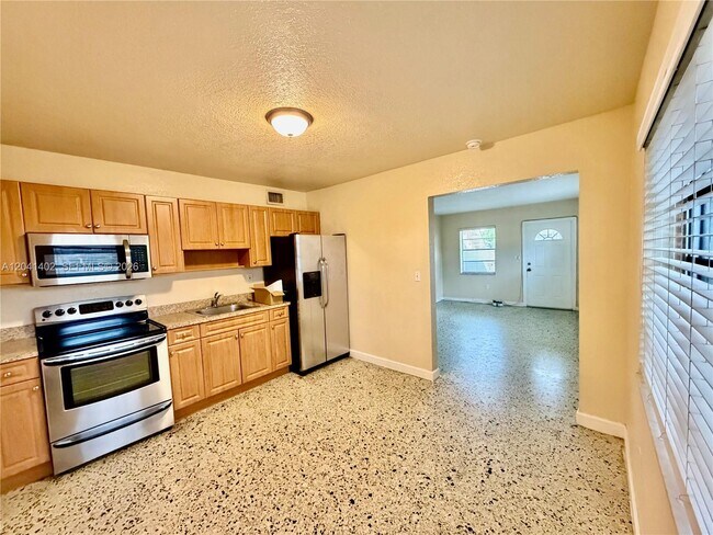 Building Photo - 911 NW 22nd Pl