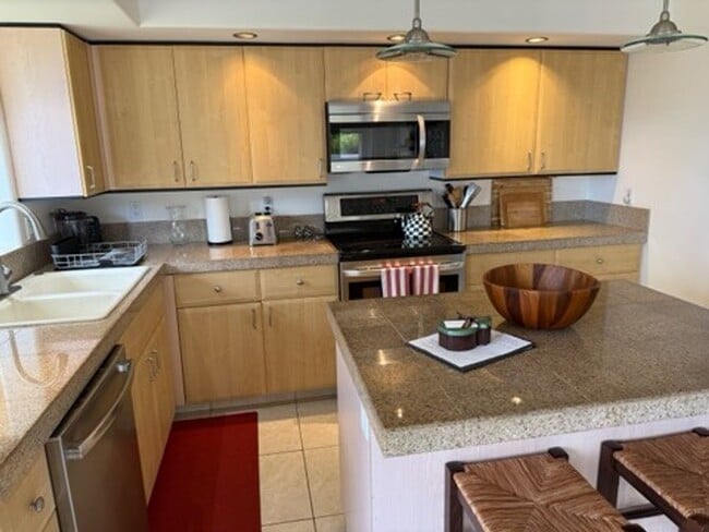 Building Photo - Maui Meadows- beautifully renovated 2-bedroom, 1-bath private cottage w/ a POOL