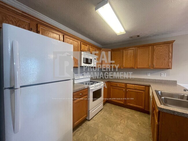 Building Photo - Charming Two Bedroom Townhome in a Great N...