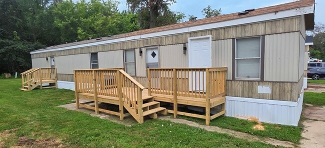 Building Photo - 90 Deerwood Park