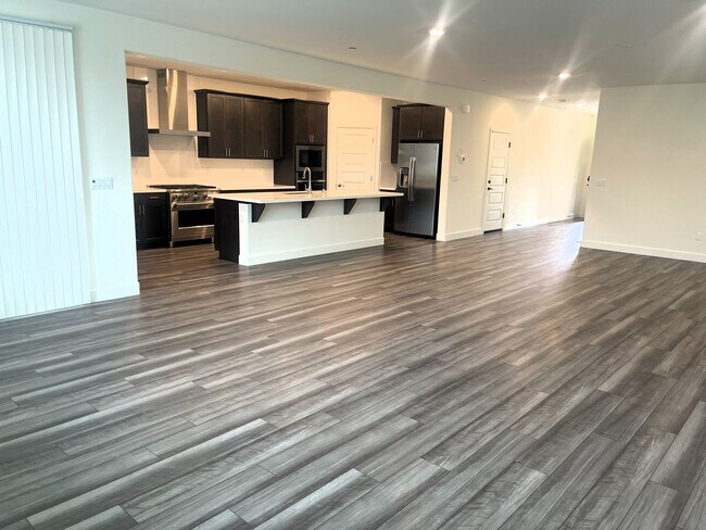 Foto del edificio - 5 Bedrooms Home in Russell Ranch