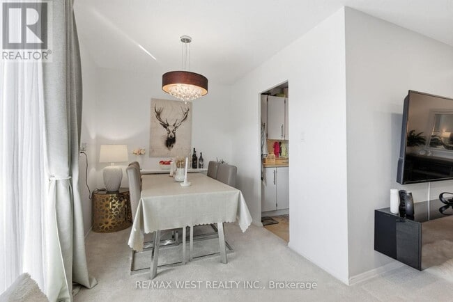 Photo du bâtiment - 2485 Woking Crescent