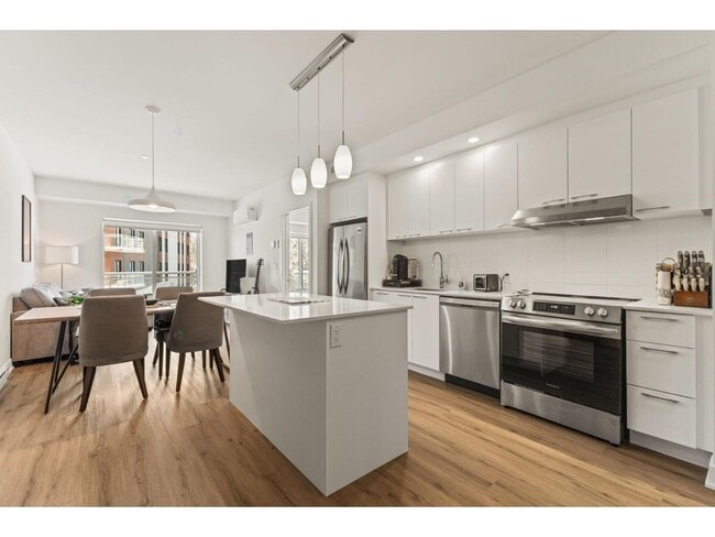 Building Photo - 64 Bd de Lucerne
