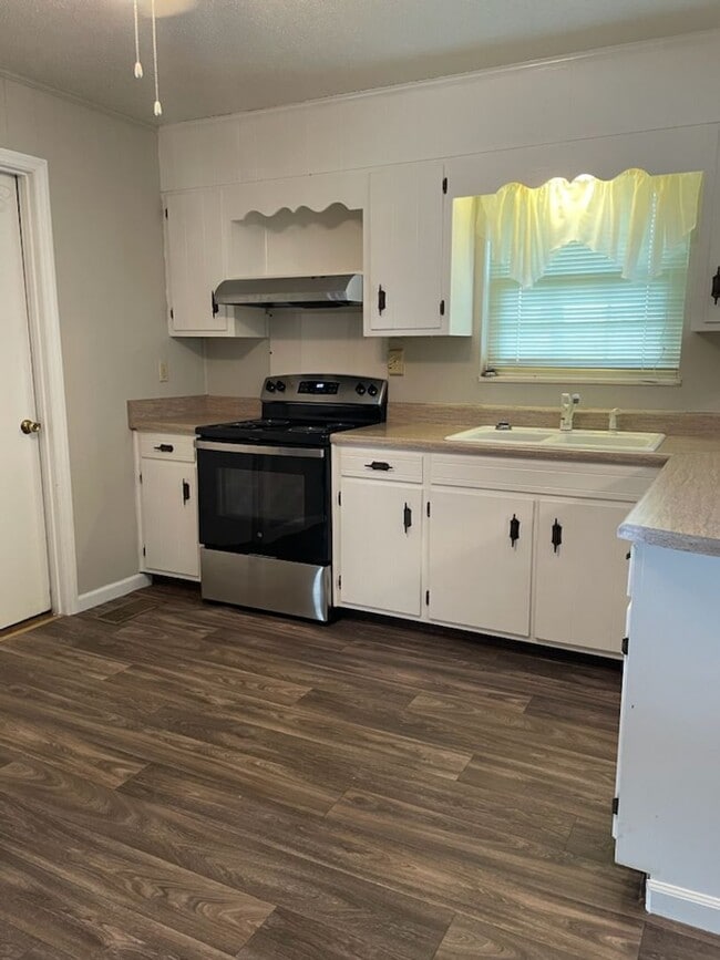 Building Photo - SINGLE FAMILY HOME