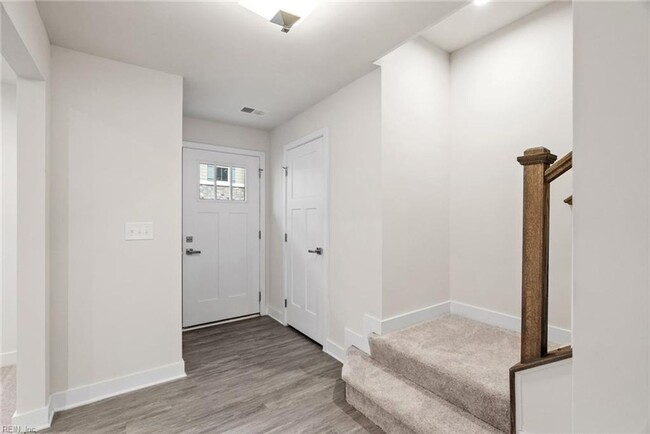 Building Photo - Newer Construction 3 Story Condo!