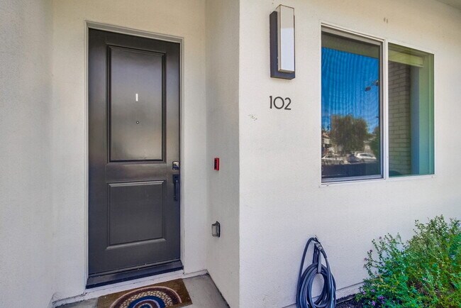 Foto del edificio - Welcome to your modern La Mesa townhome wi...