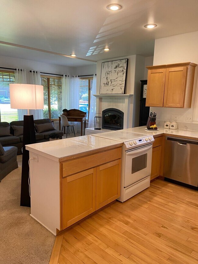 Building Photo - Furnished Single Level Condo in Pine Meado...