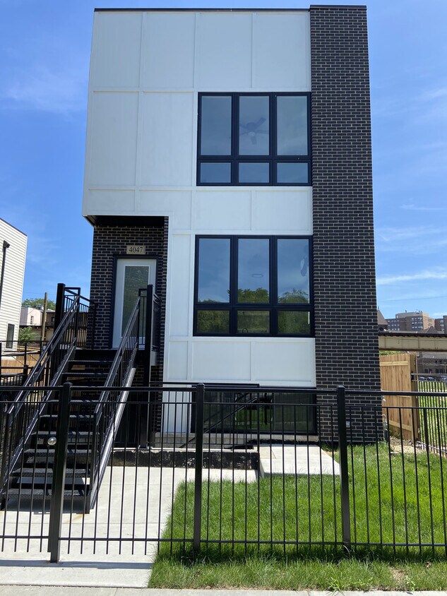 Foto principal - 4047 S Prairie Ave