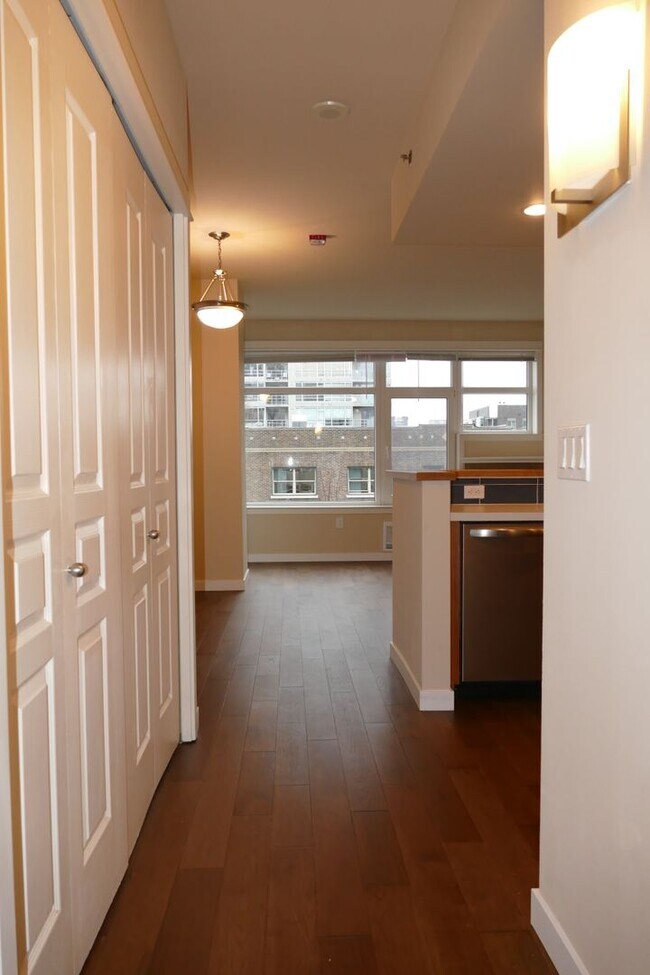 Foto del edificio - Gorgeous 1 Bedroom + Den Belltown Condo wi...