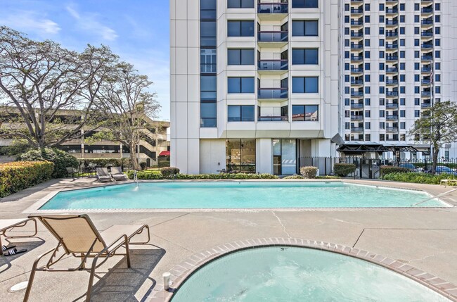 Foto del edificio - 6363 Christie Ave