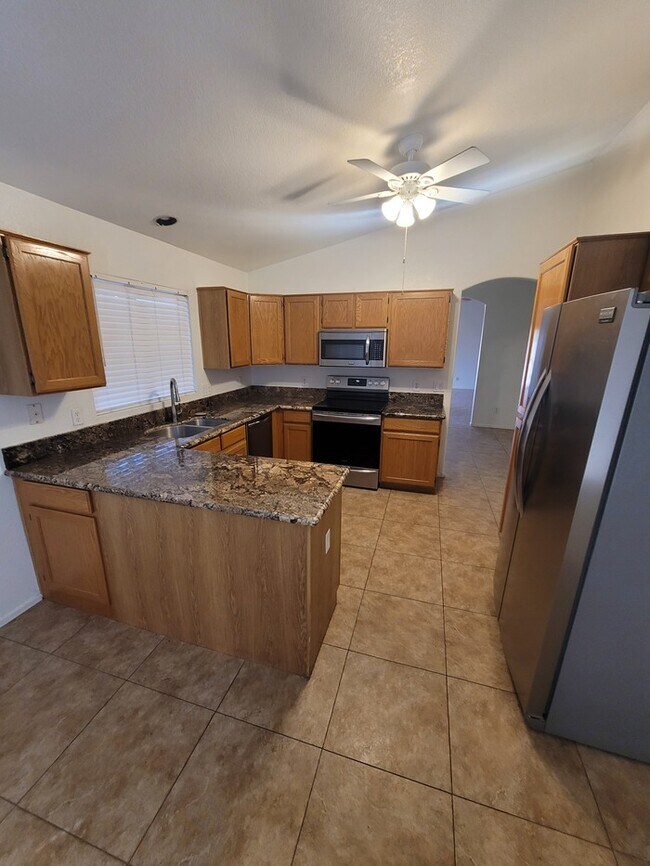 Foto del edificio - Corner 3/2 with fireplace for rent