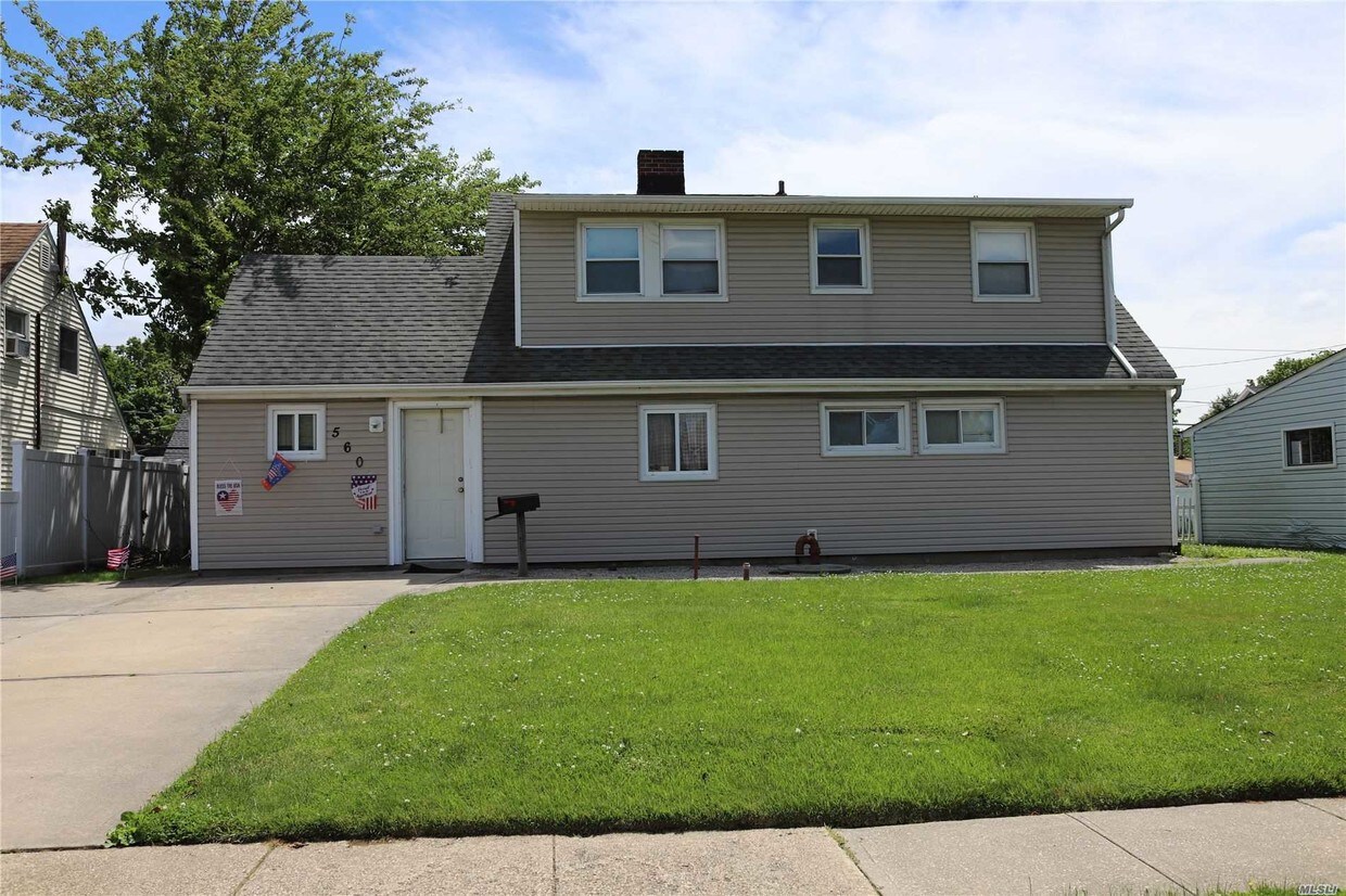 Primary Photo - 560 N Newbridge Rd
