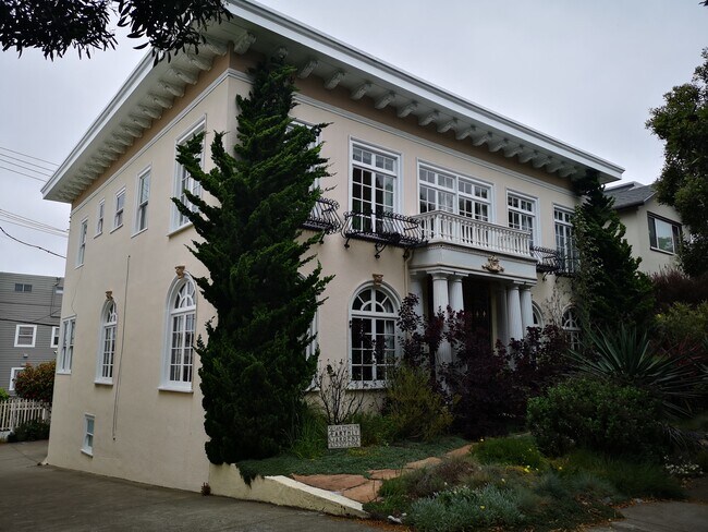Building Photo - 1550 Portola Dr