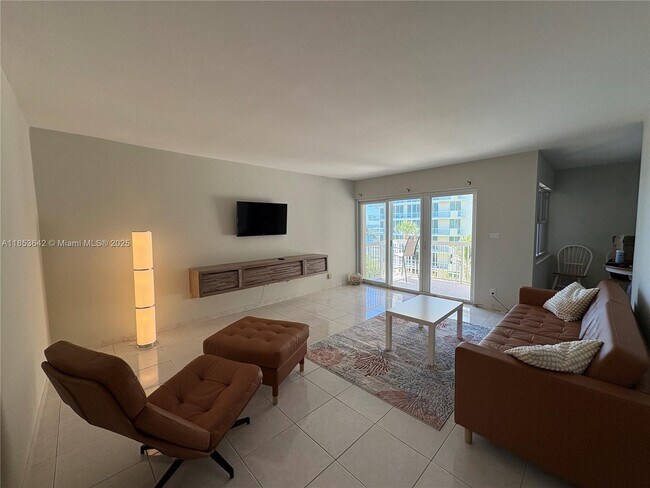Building Photo - 1069 Hillsboro Mile