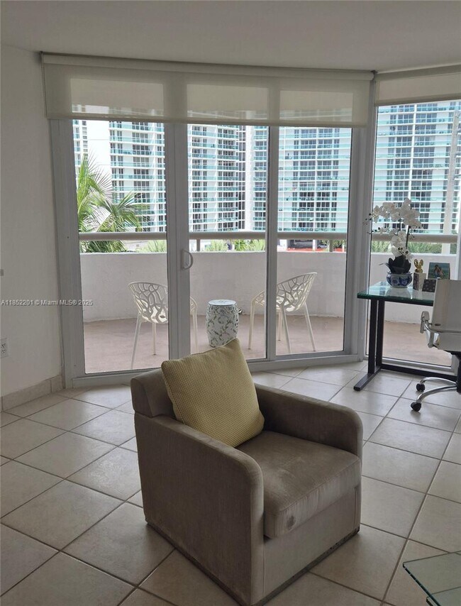 Foto del edificio - 15645 Collins Ave