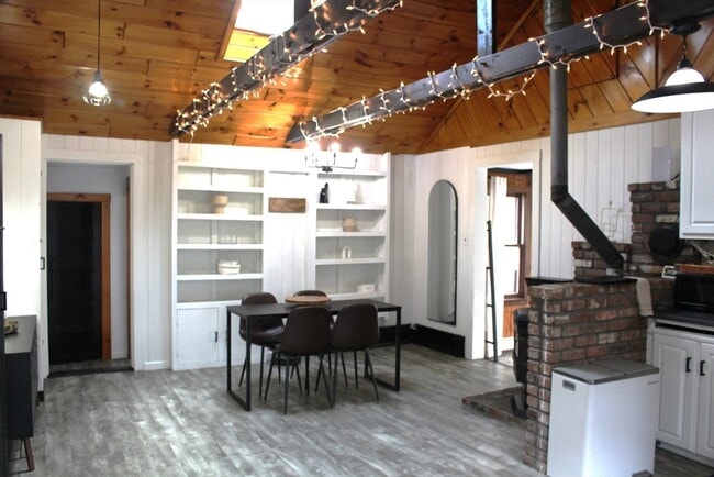 Building Photo - 16 Langlois Pines