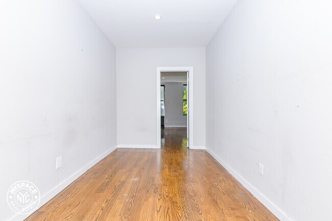 Building Photo - 1324 Halsey St