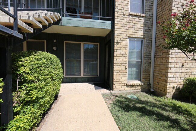 Foto del edificio - 7727 Meadow Park Dr