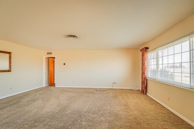 Foto del edificio - Charming Farmhouse Retreat in Northwest Bakersfield!