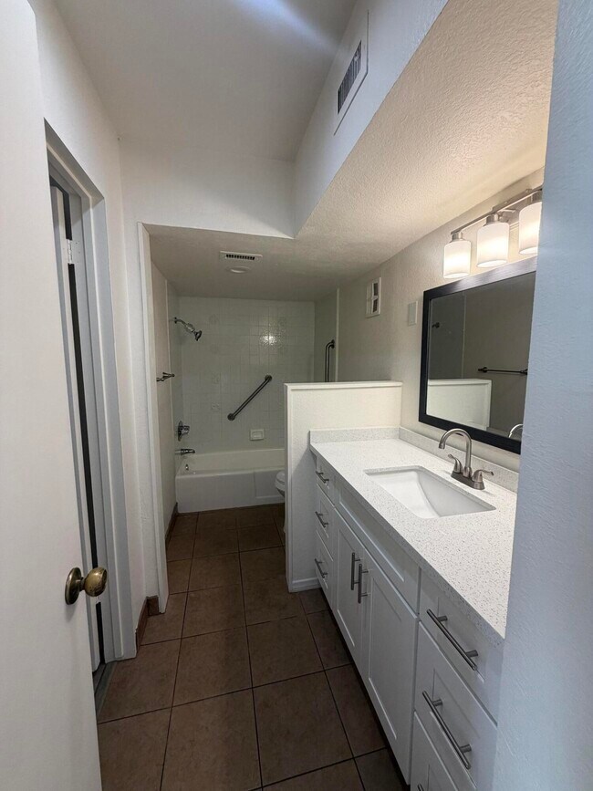 Foto del edificio - 1655 E Palm Canyon Dr