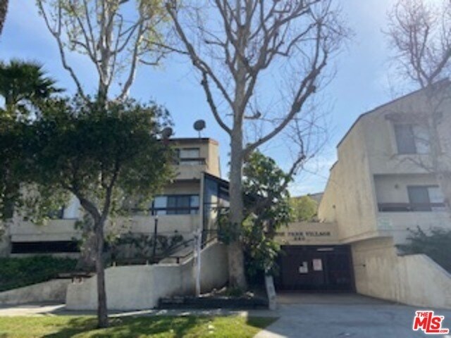 Building Photo - 620 W Hyde Park Blvd