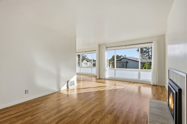 Foto del edificio - Spacious Three Bedroom Home in Forest Knol...