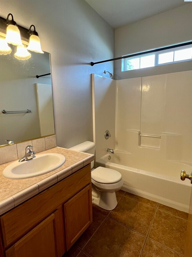 Building Photo - South Richland Freshly Updated w/Bonus