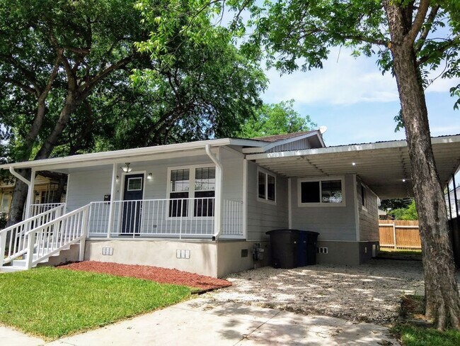 Foto del edificio - *COMING SOON* Charming 3BR/2BA Home with Covered Porch & Stainless Steel Appliances!