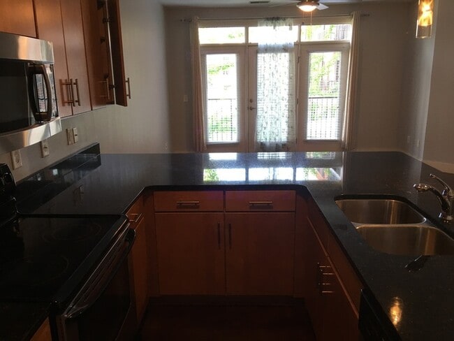 Building Photo - Lovely 2 bedroom/2 bath condo near downtown!